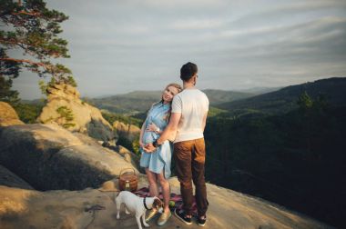 dağ tepe üzerinde çift duran ve birbirlerine sarılma