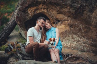 kayanın üzerinde oturan ve doğa ile köpek zevk çift