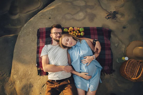 Молода пара лежить на пікніку ковдру — стокове фото