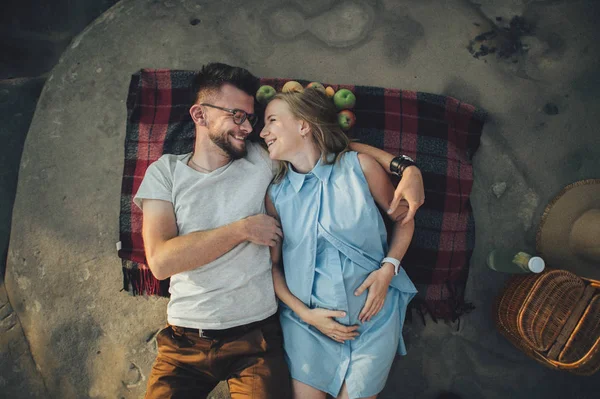 Piknik battaniyesinde yatan çift — Stok fotoğraf