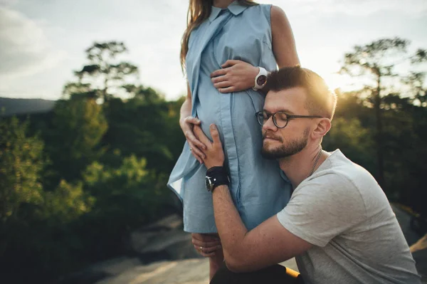 Fiatal apa, szelíden cirógató belly terhes felesége — Stock Fotó
