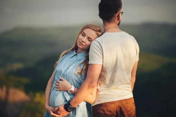 Papà delicatamente accarezzando pancia di moglie incinta — Foto Stock