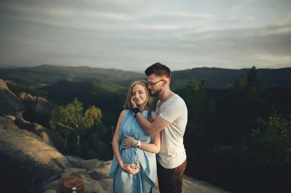 Papa zachtjes strelen buik van zwangere vrouw — Stockfoto