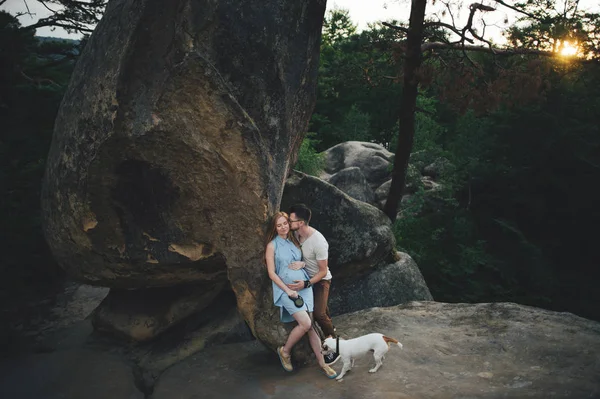 Casal desfrutando da natureza enquanto está em pé no pico da montanha — Fotografia de Stock