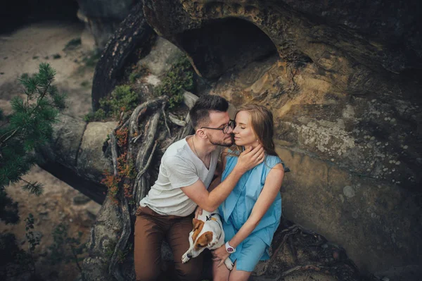 Casal beijando uns aos outros no pico da montanha — Fotografia de Stock