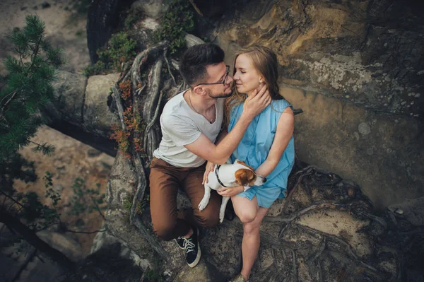 Homem beijando mulher grávida na rocha — Fotografia de Stock