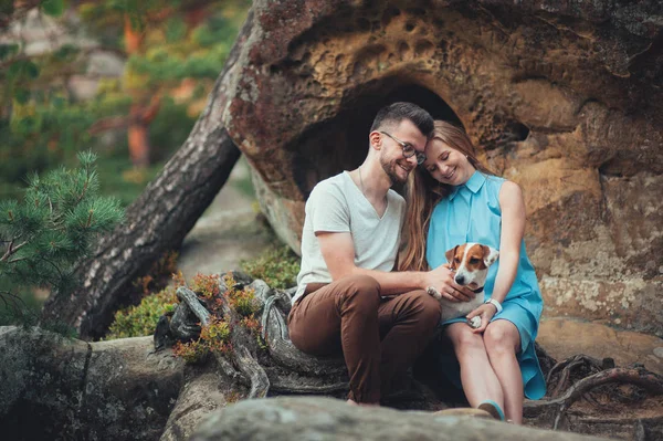 바위에 앉아 고 개와 자연을 즐기는 커플 — 스톡 사진