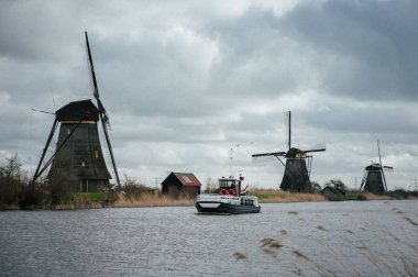 Geleneksel Fabrika binaları ile Hollanda manzara