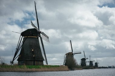 Geleneksel Fabrika binaları ile Hollanda manzara