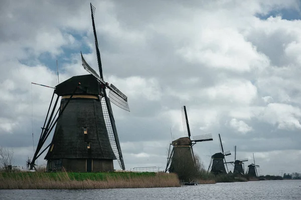 Geleneksel Fabrika binaları ile Hollanda manzara