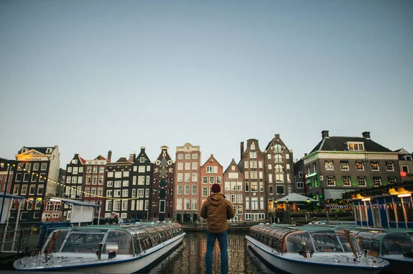 Mann steht am Kai von Amsterdam — Stockfoto