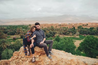 Genç gezginler Hill'de oturan birkaç