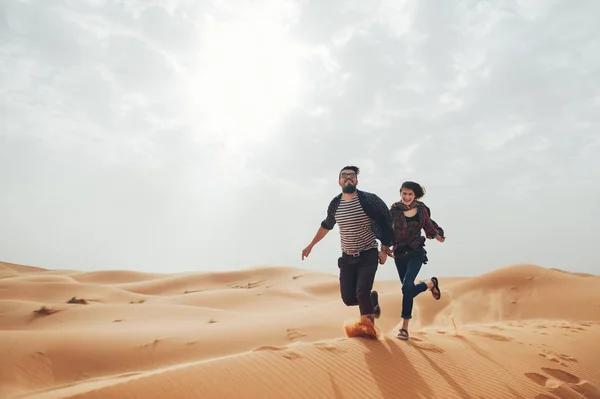 Pareja de viajeros en el desierto del Sahara —  Fotos de Stock