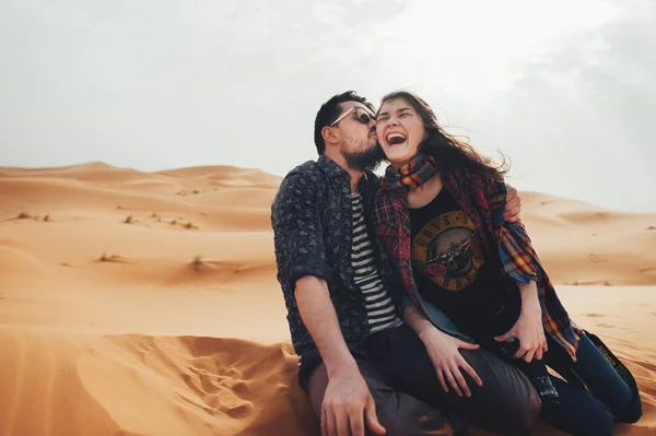 Pareja de viajeros en el desierto del Sahara — Foto de Stock