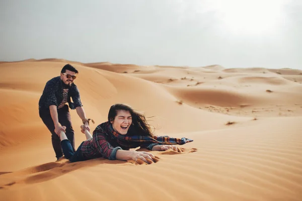 Pareja de viajeros en el desierto del Sahara —  Fotos de Stock