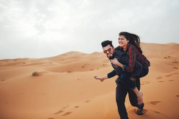 Hombre dando novia piggyback paseo — Foto de Stock