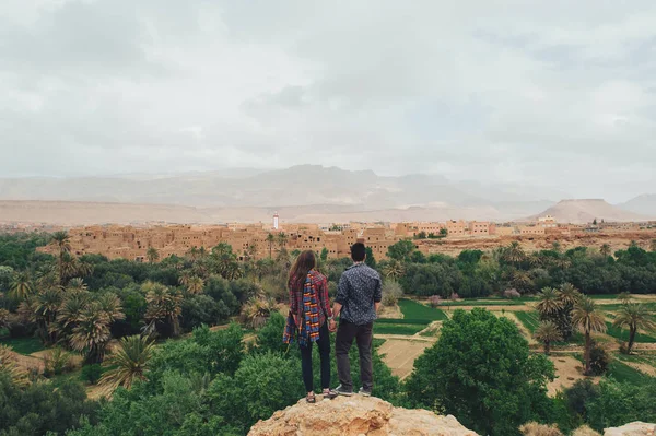 Viajantes na colina olhando para Ouarzazate — Fotografia de Stock