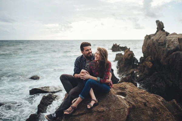 Fiatal pár, utazók, a sziklás tengerpart — Stock Fotó