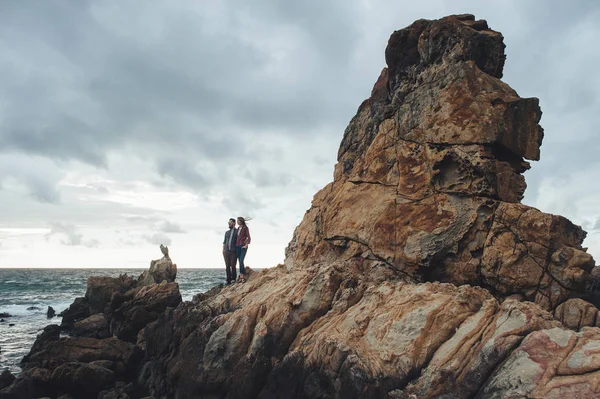 Jovem casal de viajantes em litoral rochoso — Fotografia de Stock
