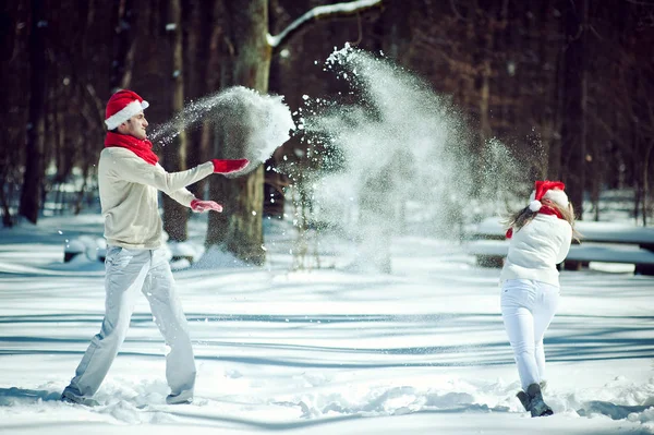 Para zabawy na śniegu w lesie — Zdjęcie stockowe