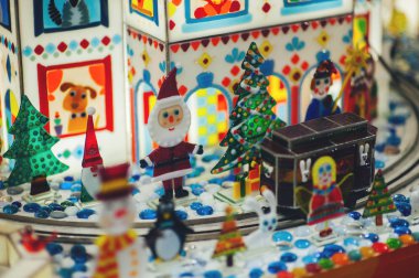 Ukrayna, Lviv - 18.12.2016: closeup ayrıntılarını Noel pazarı dekorasyon, oyuncak demiryolu Noel Baba ile