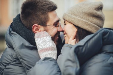 Kış tatil öpüşme mutlu genç çift yan görünüm