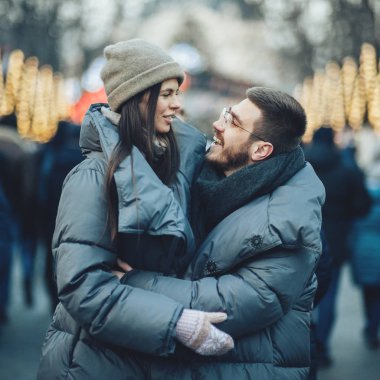 Mutlu genç çifte sarılma ve şehir üzerinde yürüme 