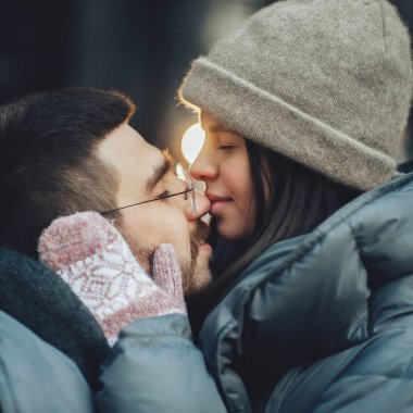 Dışarıda genç mutlu çift öpüşme örme giyim