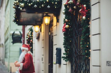 Noel süslemeleri ve Noel Baba heykeli ile bina cephe