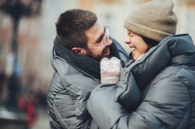 Mutlu genç çift ellerimi kış tatil