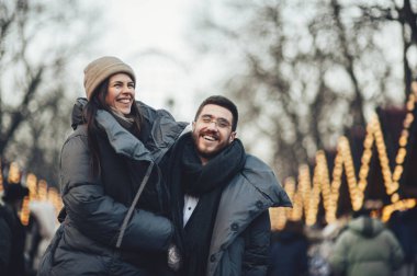 Mutlu genç çifte sarılma ve şehir üzerinde yürüme