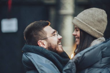 Mutlu çiftler birbirine bakarak şehir meydanında