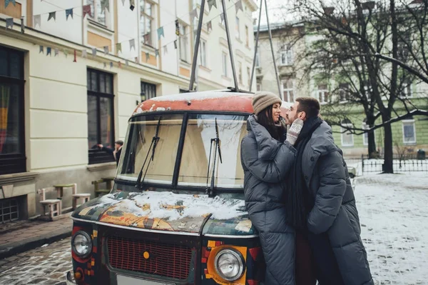 Feliz Casal Abraçando Olhando Uns Para Outros Besdie Carro Retro — Fotografia de Stock