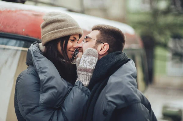 幸せなカップルの Besdie レトロな車のキス — ストック写真