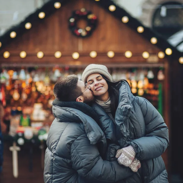 Para Przytulanie Całowanie Jarmark Bożonarodzeniowy Miasta Szukam Przedstawia — Zdjęcie stockowe
