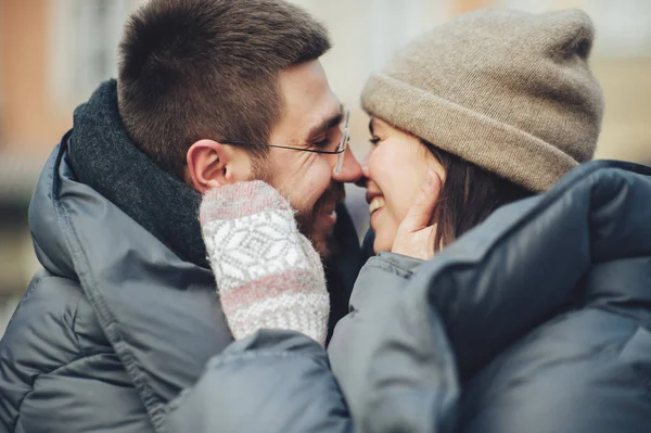 Kış tatil öpüşme mutlu genç çift yan görünüm