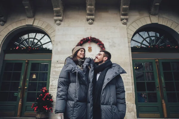 Šťastný Mladý Pár Drželi Ruce Zimní Dovolené Před Budovou — Stock fotografie