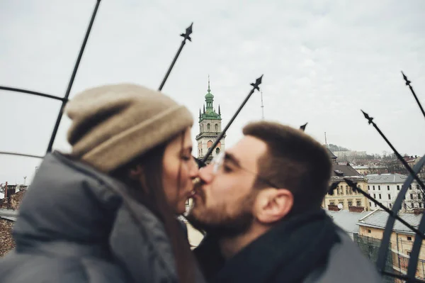 快乐的年轻情侣在楼顶上接吻 — 图库照片