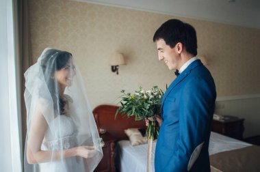 mutlu genç beyaz gelin ve damat otel odasında