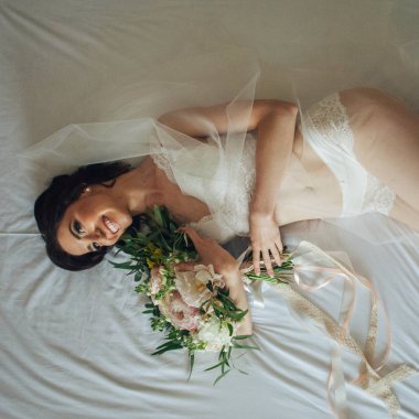 güzel gelin iç çamaşırı buket çiçek yatak otel odasında yatan ile