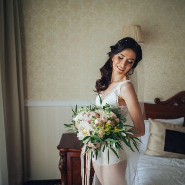 güzel gelin buket çiçek otel odasında ile yan görünüm