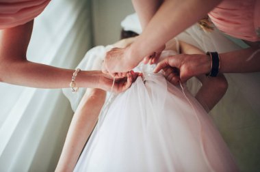 nedime gelin otel odasında soyunma kırpılmış görüntü