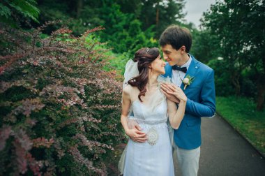 zarif damat ve güzel gelin birbirimizi parkta elele