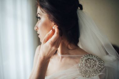 Amentum dokunmadan güzel beyaz gelin portresi