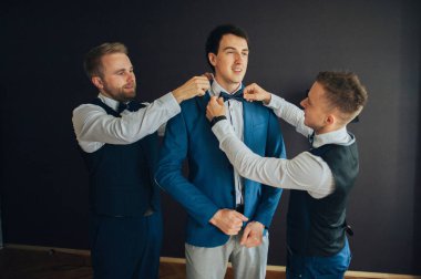 şık sağdıç mutlu yardımcı Damat Düğün töreni için hazırlanıyor