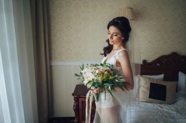 güzel gelin buket çiçek otel odasında ile yan görünüm