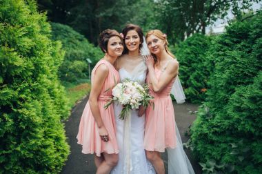 Genç mutlu gelin düğün günü Park'ta nedime ile