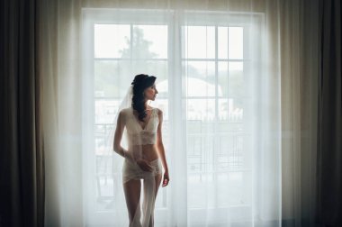 güzel beyaz gelin iç çamaşırı otel odasında kamera poz