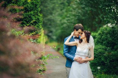 Yeşil bahçe içinde poz güzel düğün Çift