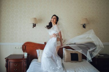 güzel beyaz gelin gelinlik üzerinde çalışıyor